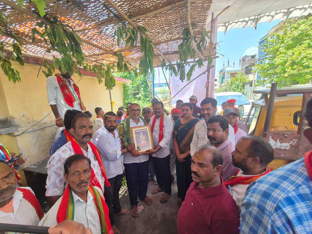 DVS_BRS's tweet photo. ఈరోజు జగిత్యాల పట్టణం 6  వార్డు గోవిందు పల్లెలో సార్గమ్మ తల్లి విగ్రహ ప్రతిష్ట కార్యక్రమంలో పాల్గొని అమ్మవారిని దర్శించుకుని ప్రత్యేక పూజలు నిర్వహించిన జగిత్యాల జిల్లా తొలి జడ్పీ చైర్పర్సన్  దావ వసంత సురేష్ గారు. https://t.co/78iHMSg78b