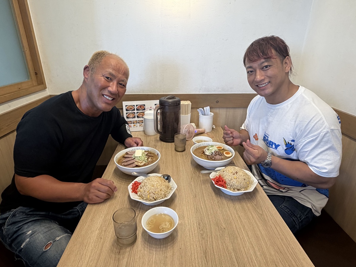 njpw_nyao's tweet photo. 【海野選手&amp;本間選手 in 北海道】
『G1 CLIMAX 36』“国内開幕戦”7.18&amp;7.19北海きたえーるのプロモーション3日目📣

少し遅めのわんぱくランチの模様は、こちら！🍜

#njpw #G1CLIMAX36 https://t.co/95SsAyXwVF