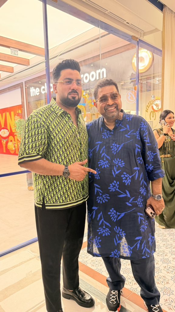 ImranAliAkhtar1's tweet photo. Met the legendary music producer Singer composer 🎼 @Shankar_Live ji @ malgudi restaurant Dubai what a vibes we had Jamm fun food 🍱 Learnt alot 🫡♥️🫡 https://t.co/sZDCknvFd8