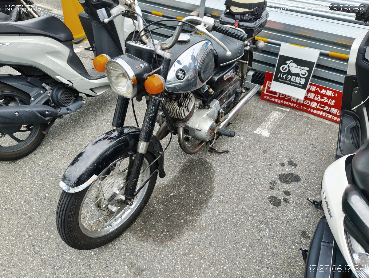 colledatoCB50's tweet photo. バ先の駐輪場のシミ、俺のせいみたいになってんのやめて(本当に違う) https://t.co/7SqU14aDRG