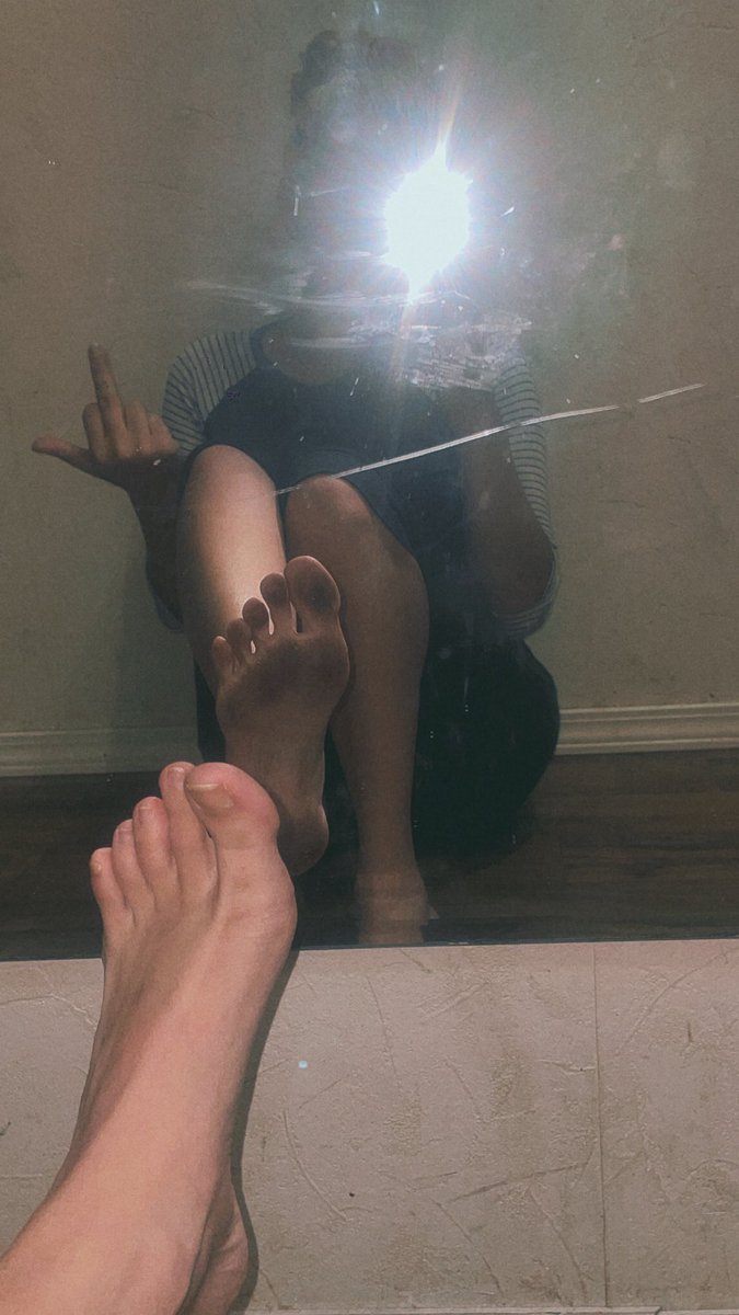 SimpingForZoey's tweet photo. Fun fact; Pretty feet make you broke.  🥰😘 https://t.co/vmGSzJLysU