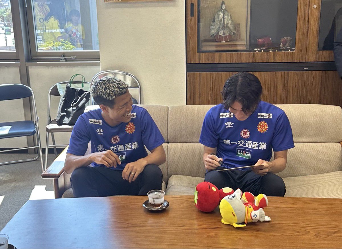 Giravanz_staff's tweet photo. 🟡HT FT応援大使 活動報告🔴

先日、ホームタウン #若松区 応援大使 の
 #永井龍 選手と #渡邉颯太 選手が訪問しました💡

これからも地域の魅力を発信していきます！

#ギラヴァンツ北九州 https://t.co/qOXkP34xEm