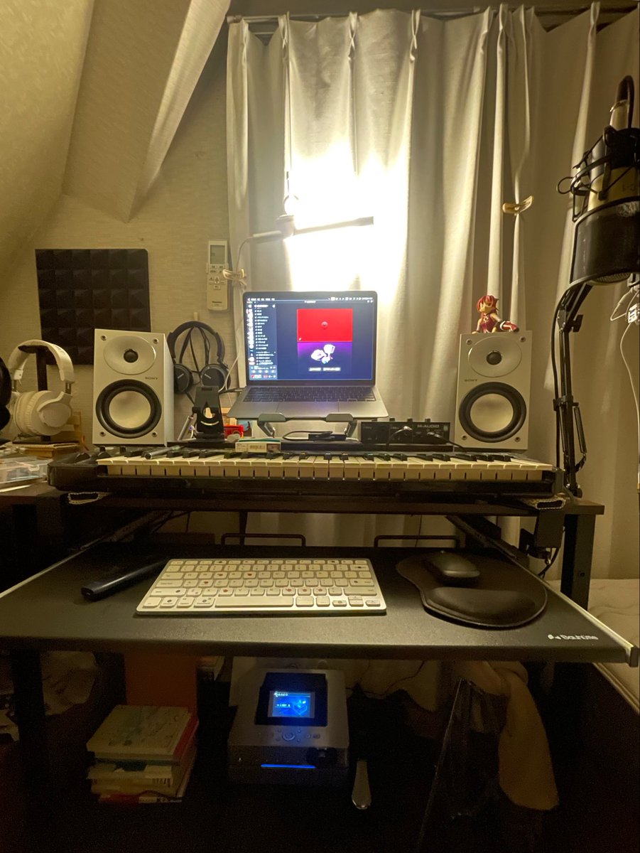 Geasdy's tweet photo. 20年前のコンポをモニターにした結果、低域が強調されすぎていて（聴覚上で均等に出ない）バランスがマジでわからない。楽しむ用ならかなり良い。見た目もなんか良い。 https://t.co/XdX9Sa2BBQ
