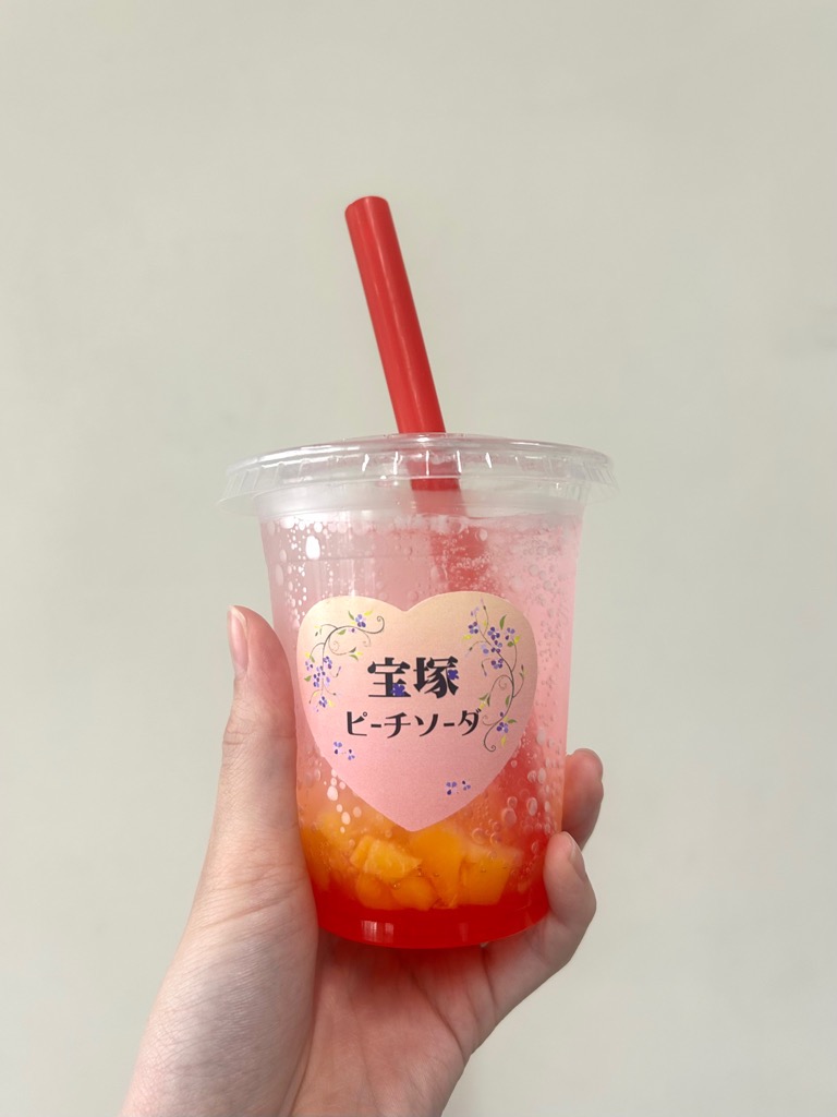 takarazukana's tweet photo. ＼明日限定！ご当地ソーダ販売🍑／
宝塚発祥のウィルキンソン タンサンを使用した、果肉たっぷりの「宝塚ピーチソーダ」を市役所で限定販売します🥤✨

📍市役所1階 中央出口（画像3枚目）の右側
⏰6月18日（木）10時半～15時
💰500円

お近くの方はぜひご賞味ください🥰 https://t.co/OOvy8kIHbE