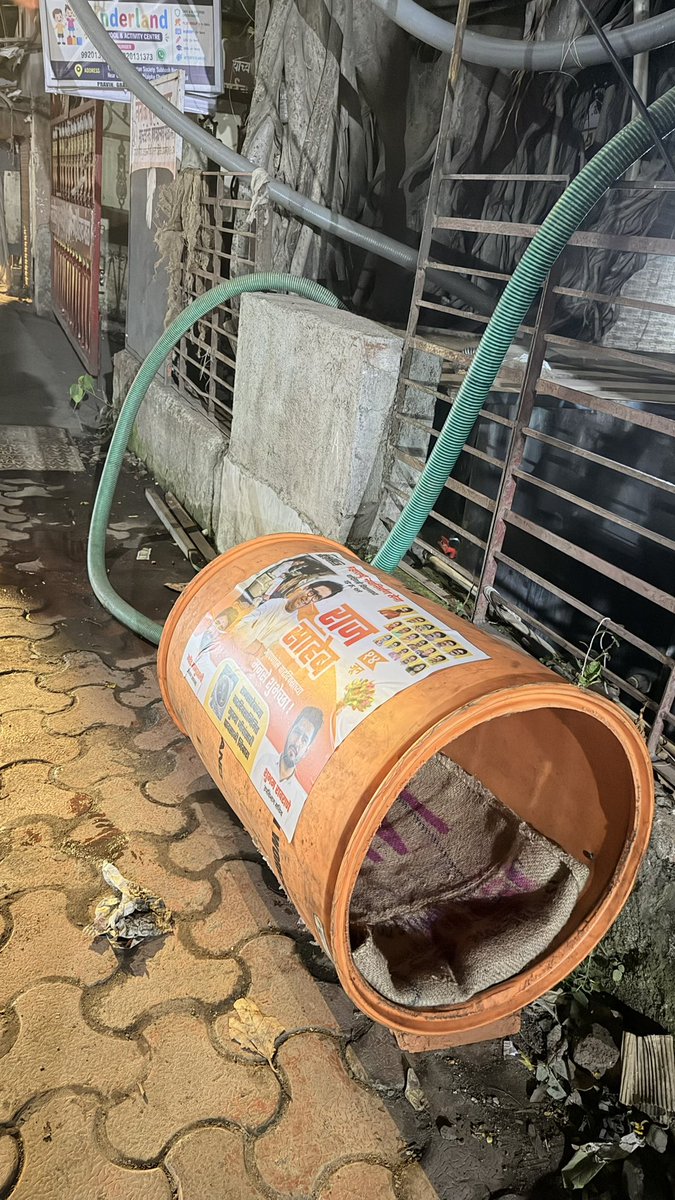 mnsadhikrut's tweet photo. महाराष्ट्र नवनिर्माण सेना अध्यक्ष मा. श्री. राजसाहेब ठाकरे यांच्या वाढदिवसानिमित्त राज्यभर विविध सामाजिक उपक्रमांचे आयोजन करण्यात आले. त्याचाच एक भाग म्हणून चांदिवली विधानसभा उपविभाग सचिव श्री. शुभम रावराणे यांनी भटक्या श्वानांसाठी पावसाळी निवाऱ्यांची उभारणी केली आहे. मुक्या प्राण्यांसाठी उभा केलेला हा निवारा हे खरंच स्तुत्य काम आहे आणि त्याबद्दल चांदिवली विधानसभेतील महाराष्ट्र सैनिकांचं मनापासून अभिनंदन. 

#MNSAdhikrut