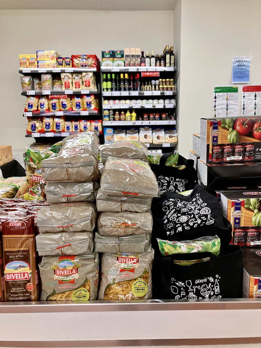 memos_online's tweet photo. 【出店のお知らせ】

MEMO'Sの初の直営店
「MERCATO MEMO'S（メルカート メモス）」がこの夏オープン決定！

これに先立ち、
2026年6月19日(金)〜21日(日)の3日間限定で「TOC夏の徳の市」へ先行出店いたします！

━━━━━━━━━━━
◾️MERCATO MEMO'S 五反田TOCビル 地下1階
📍東京都品川区西五反田7-22-17
☑︎五反田駅から徒歩約8分🚶
☑︎五反田駅西口9番バス乗り場から無料シャトルバス運行🚌
☑︎大崎広小路駅より徒歩5分🚶
☑︎不動前駅より徒歩6分🚶
━━━━━━━━━━━

イタリアワインやフードを【最大50％OFF】の特別価格や限定セットでご用意します🍷🍝
現在はまだ仮の設えですが、当日に向けて鋭意準備中です✨

お馴染みの皆様も、ご近隣の皆様も、どうぞよろしくお願いいたします。