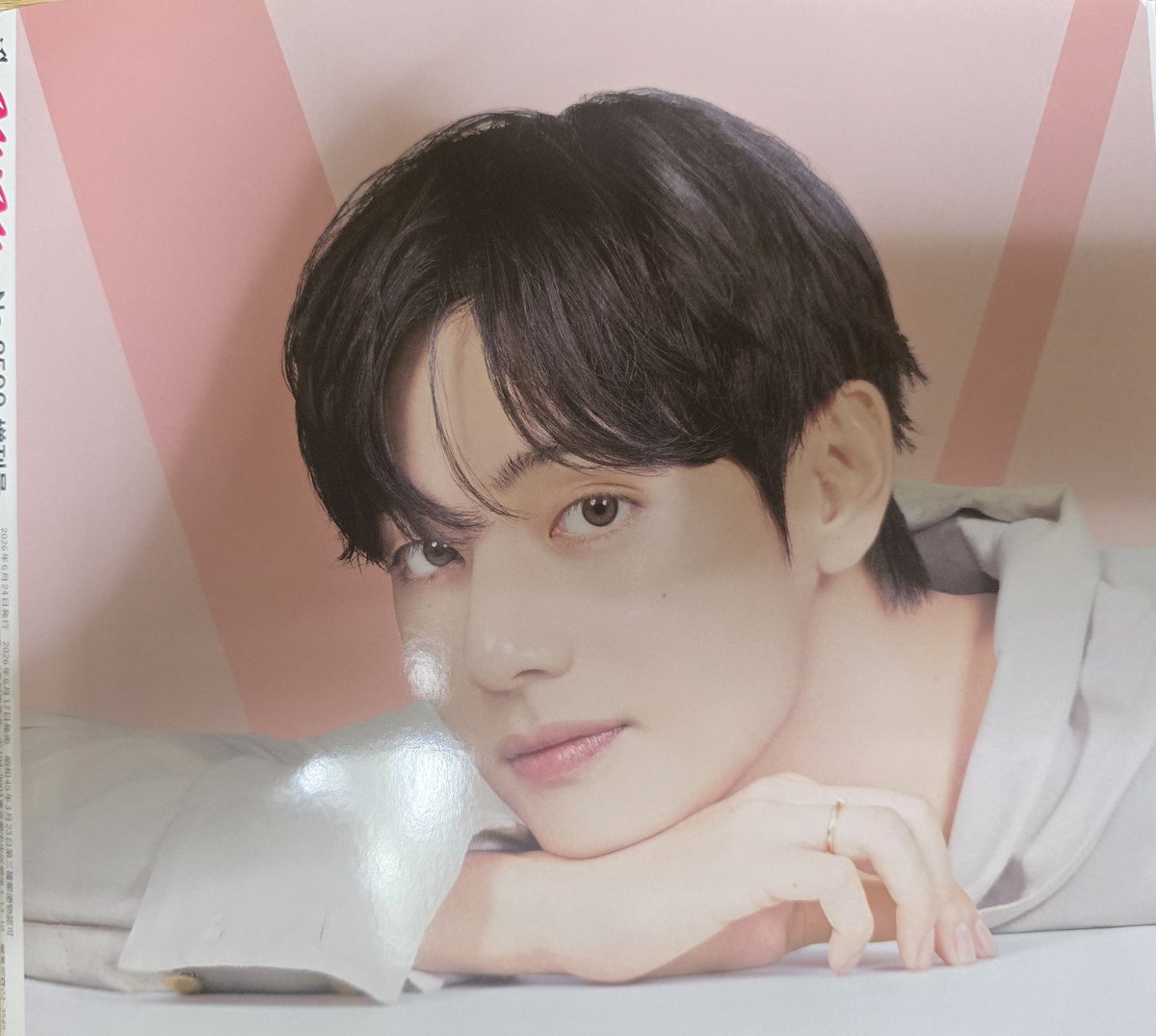 RURUV4's tweet photo. 『anan』来てた🥰
後ろはYunth のテテ😊嬉しい。 https://t.co/igoLXe2pDV