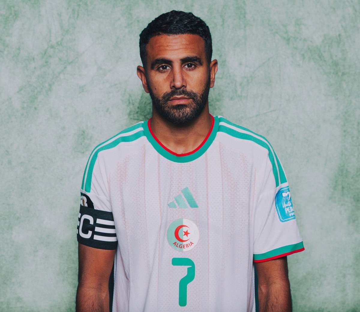 iiABTA's tweet photo. الحين الجهاز الفني في الجزائر والشعب الجزائري
كلهم مو واثقين من قدرة محرز يلعب ٣ مباريات
وكل مباراة يلعبها كاملة لمدة 90 دقيقة ..

طيب الحبايب في الاهلي كيف واثقين انه بيلعب 50 مباراة
الموسم القادم وبكل مباراة 90 دقيقه بعد ؟ https://t.co/pEiGJGD0H6