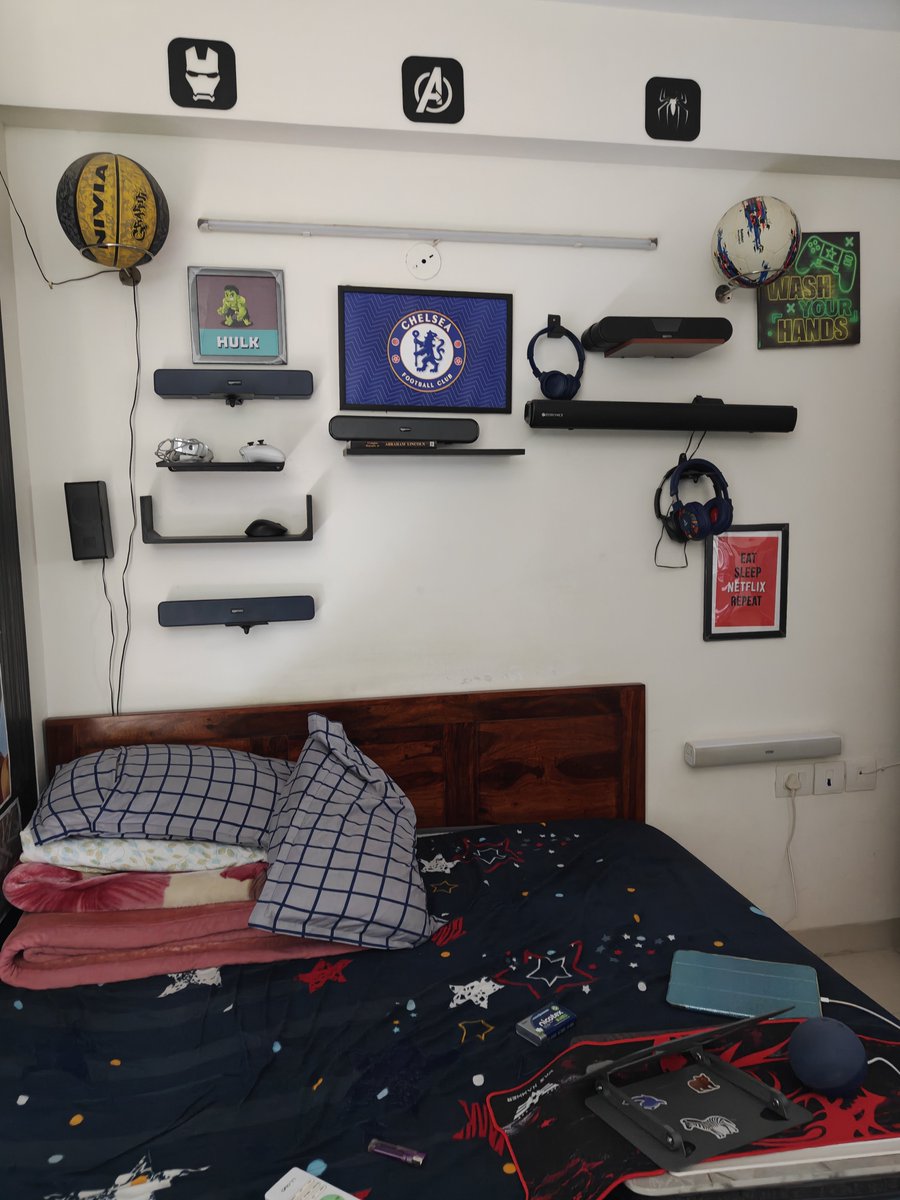 BrijSoral88's tweet photo. Last night Supe says in his wittle wee woice "you'll be cleaning that room", filled with immense anger.
I only have cameras in my bedroom and room. My front door has no lock either, easily accessible. #IPad11 #Twitch https://t.co/j7QHUWNWPS