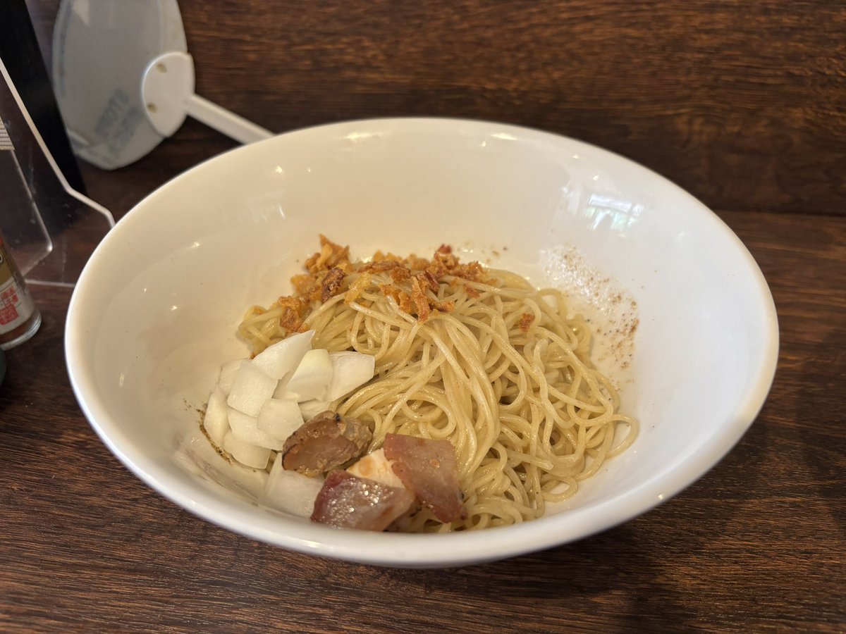 AgYex0's tweet photo. ラーメン　64杯目

自家製麺 麺屋 利八

ラーメン　煮干し油そば

魚介系のスープでコッテリな見た目でもあっさりと😁
麺はモチっとした中太麺で、味付き替え玉は細長麺と2種類違う麺を堪能✨
煮干し油そばにお酢をかけてラーメンのスープと合わせて食べても美味しかった‼️ https://t.co/0Do2HRp3hU