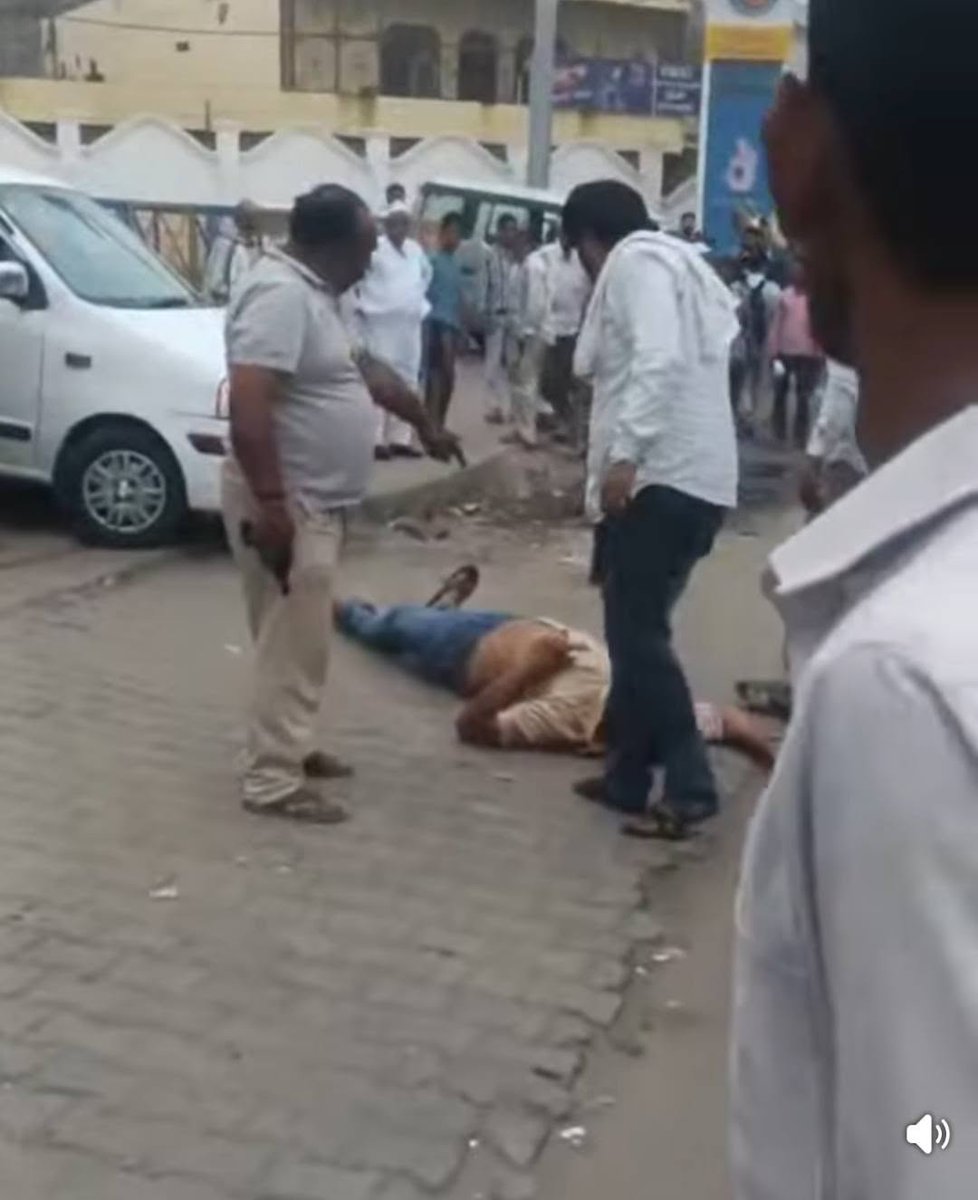 Da___Engineer's tweet photo. मान्य @baghpatpolice @BagpatDm मैं आपसे दो सीधी बाते कहना चाहता हूँ। 

2013 दंगे में भी इसी तरह पुलिस और सरकार की एक तरफ़ा करवाई हुई थी।दोनों लड़के के पिता पे झूठा मुकदमा भी दर्ज़ हुआ था। 

फिर ये ही दौर चला सामने से भडकाऊ भाषण और एक पक्ष के अपराधी को पुलिस का संरक्षण।

और फिर बदले जाट पंचायत शुरू होने लगी। 

पुलिस ने तब भी कोई करवाई नहीं की। सोचा निपट जाएगी बात। इंतजार करो। आँख कान बंध रखो। 

पर निपटारा सभी को पता है कैसे हुआ। पुलिस और सरकार की करनी थी की 3 हत्या वहां दंगे में बदल गई। 

यहाँ भी हत्यारा मारा जा चुका एक का हाफ एनकाउंटर हो चुका वही दूसरी तरह सड़क पे हत्या करने वाला बनिया पेअर पे पेअर रख घर बैठे है। 
हत्या का अधिकार किसी को नहीं है। 

उन्ही बनिया के समर्थक भड़काऊ भाषण दे रहे है वो भी पुलिस संरक्षण में। उम्मीद है आप जल्द गिरफ़्तारी कर समाज को दूषित होने से बचाएंगे नहीं तो ये भीड़ SP ऑफिस की जगह पंचायत का रूप ले लेगी।