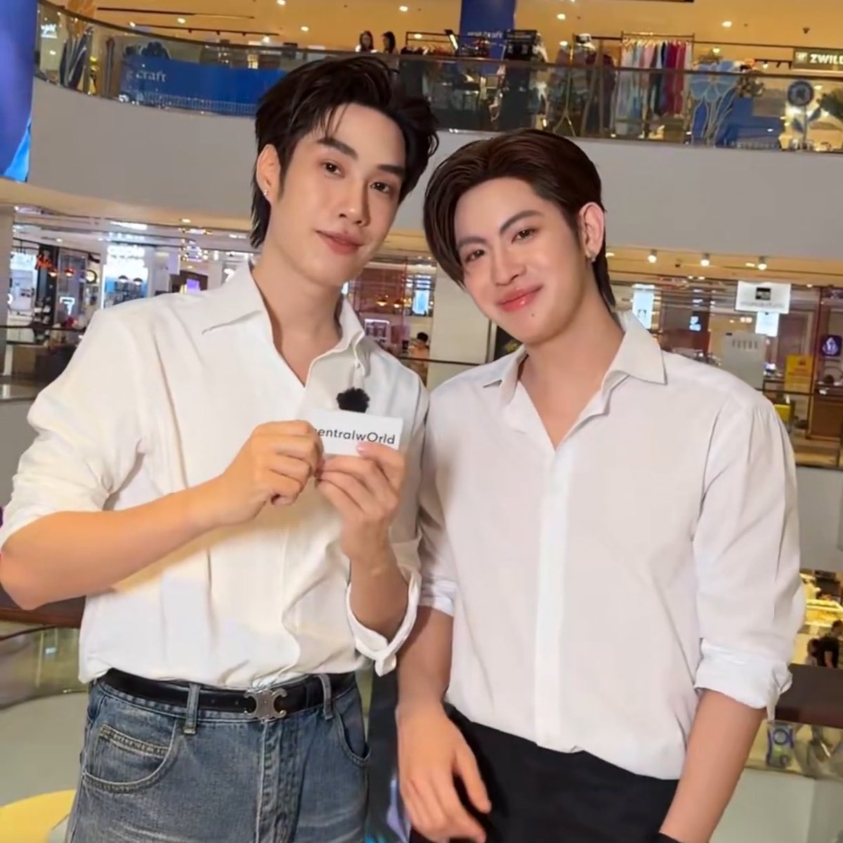 myfirstloveone's tweet photo. จะเชิ้ตดำหรือเชิ้ตขาวก็ใส่ขึ้นหมด เป็นดูโอ้ที่โคตรโกงความหล่อ https://t.co/5RCG5lvH3n