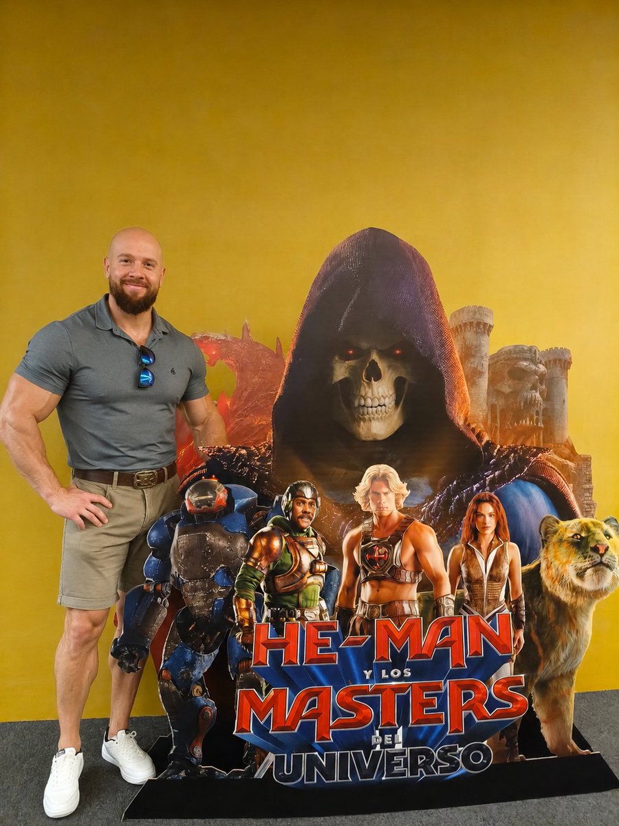 Chrisluis351's tweet photo. Anoche fui a ver Masters del Universo, me gustó bastante. Se me empieza a notar el esfuerzo del gym https://t.co/0ROm0kWqAE