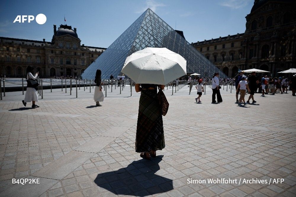 afpfr's tweet photo. 🇫🇷 Le musée du Louvre, en crise depuis le cambriolage d'octobre, est à "bout de souffle" et fait face à "un mur d'investissements" nécessaires pour rénover ses équipements vieillissants, a affirmé mercredi son président Christophe Leribault. https://t.co/h9YSl83Fo5