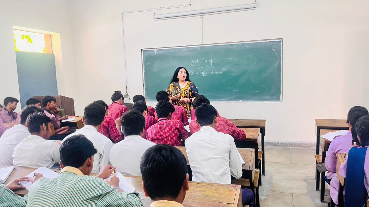 Dir_Education's tweet photo. Buzz in Delhi’s universities!

Multiple campuses are buzzing with Bootcamps where students are mastering Branding and Storytelling under the expert guidance of university mentors.

 Real skills. Real mentorship. Future-ready creators in the making! 

#DelhiBootcamp
#NEEEV https://t.co/MoJNh64xPG