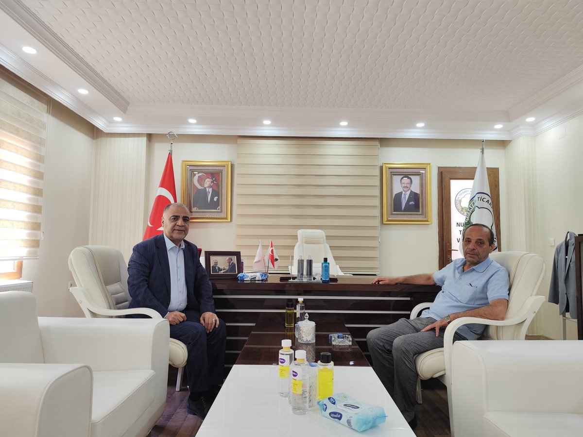 NusaybinTso's tweet photo. İlçemiz Kanaat Önderi ve İş İnsanı Sn.Metin SOYUBEY Odamız Yönetim Kurulu Başkanı Mahsum ÖZMEN 'i makamında ziyaret etti.Nazik ziyaretlerinden ötürü kendilerine teşekkür ederiz.
@mahsumozmen 
@NusaybinTso https://t.co/GAqiR7Zkng