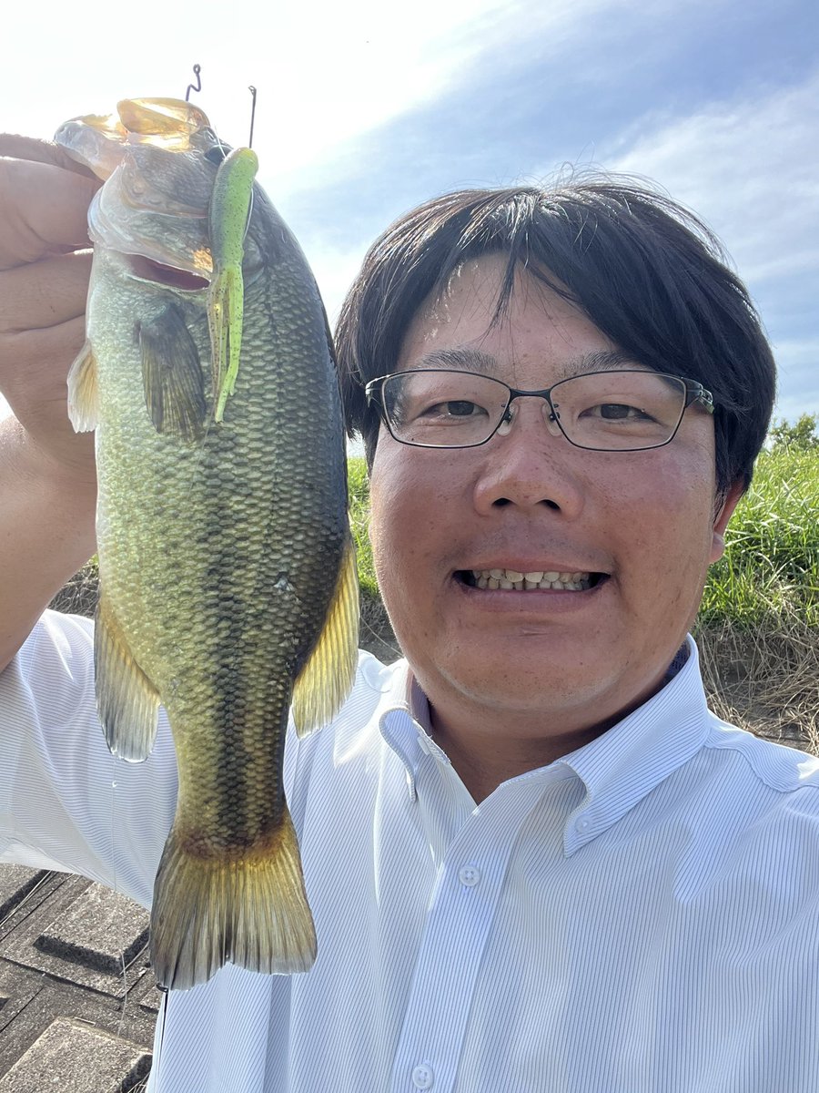 kasuminotomotti's tweet photo. 今日もちょこっと探検丸!
本湖本流域はエリア外すとヤバめな感じ。
とりあえず何匹かいいサイズ目視できたけど頑張れば釣れるんかな⁇
#pr
#ドライブショット
#varivas アブソルートAAA
#リチャーズ ワイルドジョーカー https://t.co/CqoWVtMcwH