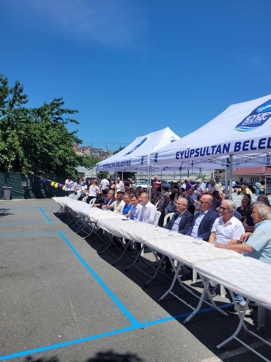 ealofficial's tweet photo. Eyüp Lisesinden Yetişenler Derneği ve Eyüp Lisesi Eğitim Vakfı iş birliğiyle düzenlenen Geleneksel Pide Günü’nde mezunlar, öğretmenler ve öğrenciler bir araya geldi. Programda 1975 mezunları için kep töreni düzenlendi, okulun vefa ve aidiyet kültürü bir kez daha yaşatıldı. https://t.co/LvOYFLiRey