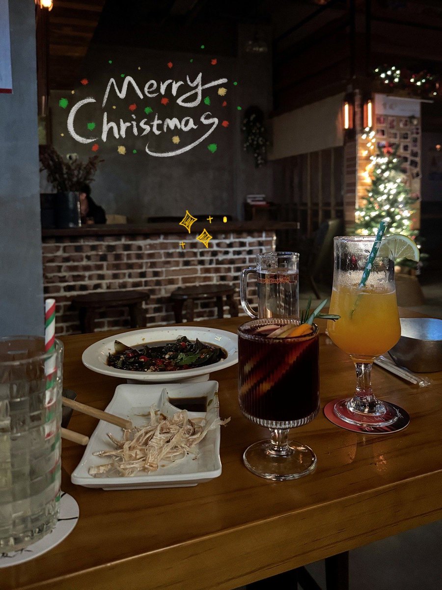 AmericanAesthe4's tweet photo. Christmas special feast alert! Juicy roasted turkey, creamy mashed potatoes, warm spiced mulled wine u0026 festive sugar cookies—perfect for cozy family nights. Tag your feast buddy! #ChristmasEats https://t.co/RrjPUe3mGh