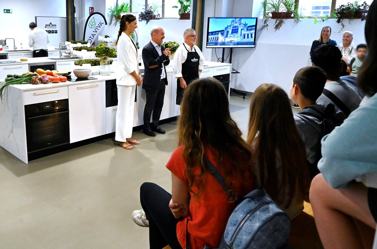 Alvaro__Lavin's tweet photo. La Cocina de la Plaza cierra su curso 25/26 del programa “aula saludable” con un gran éxito

✅ 700 alumnos
✅ 24 Colegios
✅ Asociación Cocineros
✅ @mariakindelan 
✅@MdoEsperanza 

Para apuntarse a los siguientes en septiembre: @comerciosantan1 

Los niños, la mejor inversión https://t.co/71IifWJh3d