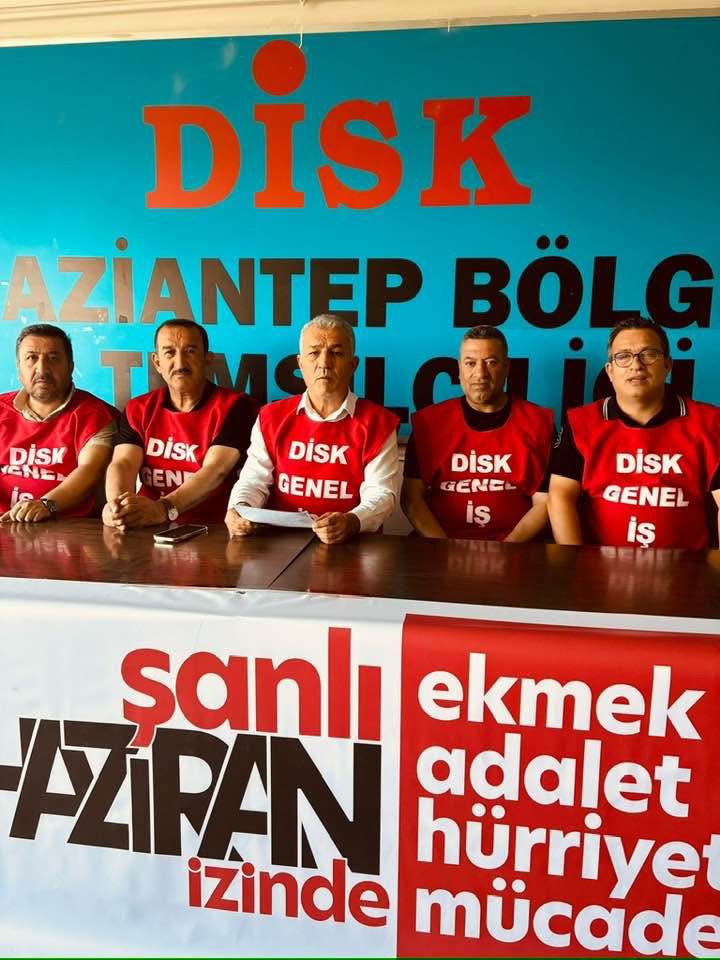 diskinsesi's tweet photo. 📍Gaziantep

📣 Şanlı 15-16 Haziran’ın izinde ekmek, adalet ve hürriyet mücadelesine!

15-16 Haziran Büyük İşçi Direnişi'nin 56’ncı yılında Gaziantep'te Bölge Temsilciliğimzde bir basın toplantısı düzenledik. Basın açıklamamızı Gaziantep Bölge Temsilcimiz Ali Güdücü okudu. https://t.co/NojZ2p500X