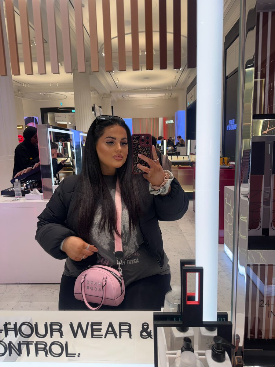 prettychloex's tweet photo. Shopping for makeup and a boyfriend🙈 https://t.co/t1mDFzFJ3M