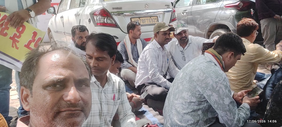KmishraPra93570's tweet photo. दम्पति शिक्षक करे पुकार खत्म करो PTR @ypgi https://t.co/4L5qm1MUMz