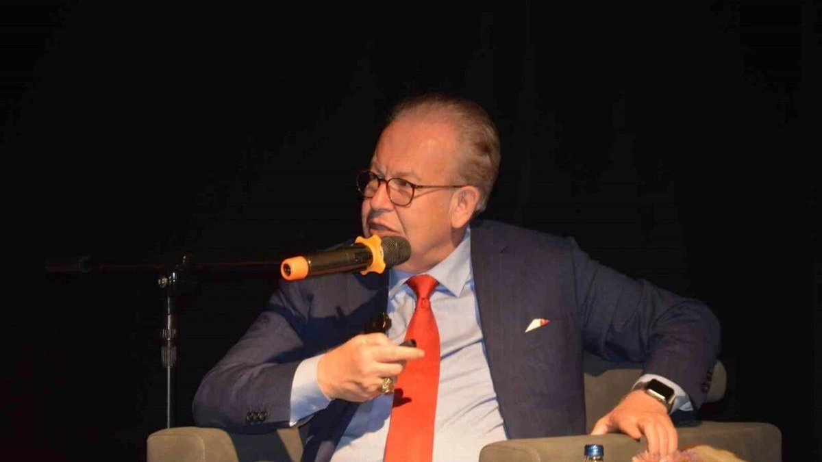 militerenstitu's tweet photo. 💥Özel | Militer Enstitü'ye konuşan Müstafi Tümamiral Cihat Yaycı: “Demokratik Türkiye” Söylemi Üzerine Sorular

Sürekli “demokratik Türkiye” talebinden söz ediliyor. Peki sormak gerekir: Demokratik olmayan nedir?

Türkiye’de vatandaşların oy kullanma hakkı mı yoktur? Seçilme hakkı mı yoktur? Siyasi parti kurmak yasak mıdır? Meclis’e girmek engellenmekte midir? Farklı etnik kökenden, mezhepten veya düşünceden vatandaşların kamu görevine gelmesi yasak mıdır? Herkes kanun önünde eşit değil midir?

Bugün Türkiye’de farklı siyasi görüşlere sahip partiler seçimlere katılabilmekte, belediyeler yönetebilmekte, Meclis’te temsil edilebilmekte ve düşüncelerini özgürce ifade edebilmektedir. Eğer mesele demokrasi ise, demokrasinin temel unsurları olan seçme, seçilme, temsil ve siyasal katılım mekanizmaları zaten mevcuttur.

Öyleyse “demokratik Türkiye” derken kastedilen tam olarak nedir?

Batı tipi demokrasilerde olup da Türkiye’de bulunmayan hangi temel demokratik hak eksiktir? Evrensel oy hakkı mı yok? Çok partili hayat mı yok? Parlamento mu yok? Seçimler mi yapılmıyor? Muhalefet mi yasak? Basın mı tamamen kapalı?

Eğer bunlar değilse, o halde “demokratik Türkiye” ifadesiyle başka bir talep mi dile getirilmektedir?

Demokrasi adı altında etnik temelli siyasi yapılanmaların meşrulaştırılması mı istenmektedir? Üniter devlet yapısının değiştirilmesi mi amaçlanmaktadır? Vatandaşlık tanımının etnik esaslara göre yeniden düzenlenmesi mi hedeflenmektedir? Yerel yönetim adı altında fiilî özerklik veya federasyon benzeri modeller mi talep edilmektedir?

Çünkü demokrasi, devletin ülkesi ve milletiyle bölünmez bütünlüğünün alternatifi değildir. Demokrasi; hukuk devleti, milli egemenlik ve eşit vatandaşlık temelinde yükselir. Türkiye Cumhuriyeti’nde vatandaşlığın adı etnik kökene göre değil, anayasal vatandaşlık bağıyla belirlenmiştir. Bu çerçevede herkes eşit hak ve yükümlülüklere sahiptir.

Gerçek soru şudur:

Sorun demokrasi eksikliği midir, yoksa demokrasi kavramı üzerinden Türkiye Cumhuriyeti’nin üniter yapısını dönüştürme arayışı mıdır?

Demokrasi talebi elbette meşrudur. Ancak demokrasinin sınırı, devletin egemenliği, ülkenin bütünlüğü ve milletin birliğidir. Hiçbir demokratik sistem, kendi anayasal düzenini ortadan kaldıracak talepleri sınırsız bir hak olarak kabul etmez.

Bu nedenle “demokratik Türkiye” ifadesi kullanıldığında, kamuoyunun sorması gereken soru şudur:

Tam olarak hangi demokratik hak eksiktir ve yerine ne konulmak istenmektedir? Çünkü bazen mesele demokrasi değildir; demokrasi kavramı üzerinden bambaşka siyasi hedefler ifade edilmektedir.

Gerçek bir Atatürkçü bu tür söylemlerde bulunmaz. 

Devletin temel ilkelerine ve ALTI OK’a sahip çıkar ve bu çerçevede konuşur.

Ne mutlu Türk'üm diyene!