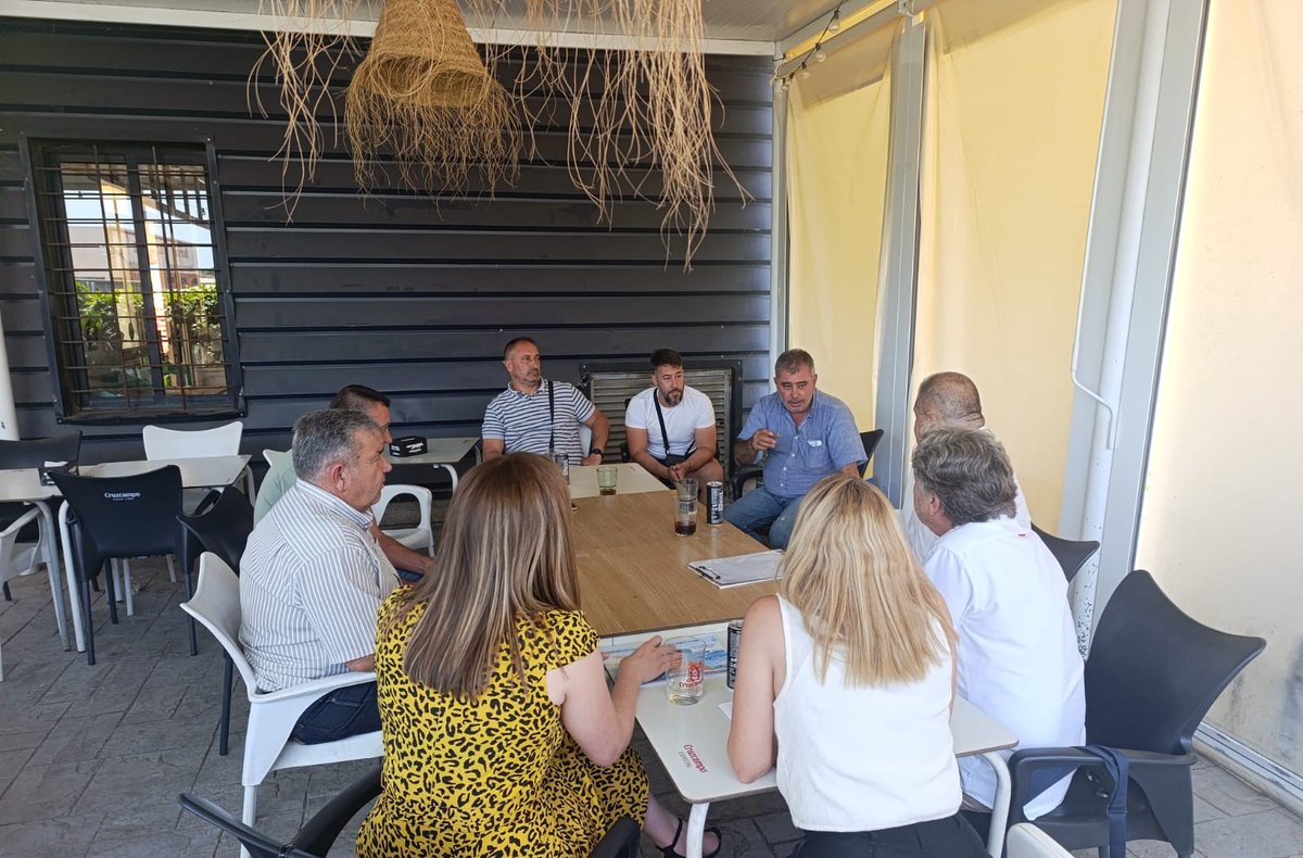 Huelva_Vox's tweet photo. 🟢 La coordinadora de VOX Ayamonte, Jésica Longo, y el vicecoordinador, Manolo Nieves, se reúnen con representantes de la flota de armadores pulperos, acompañados por la responsable de Jurídico, Amalia Ballester, y el responsable de Organización, Gregorio Vela. https://t.co/dGXBk3tFYH