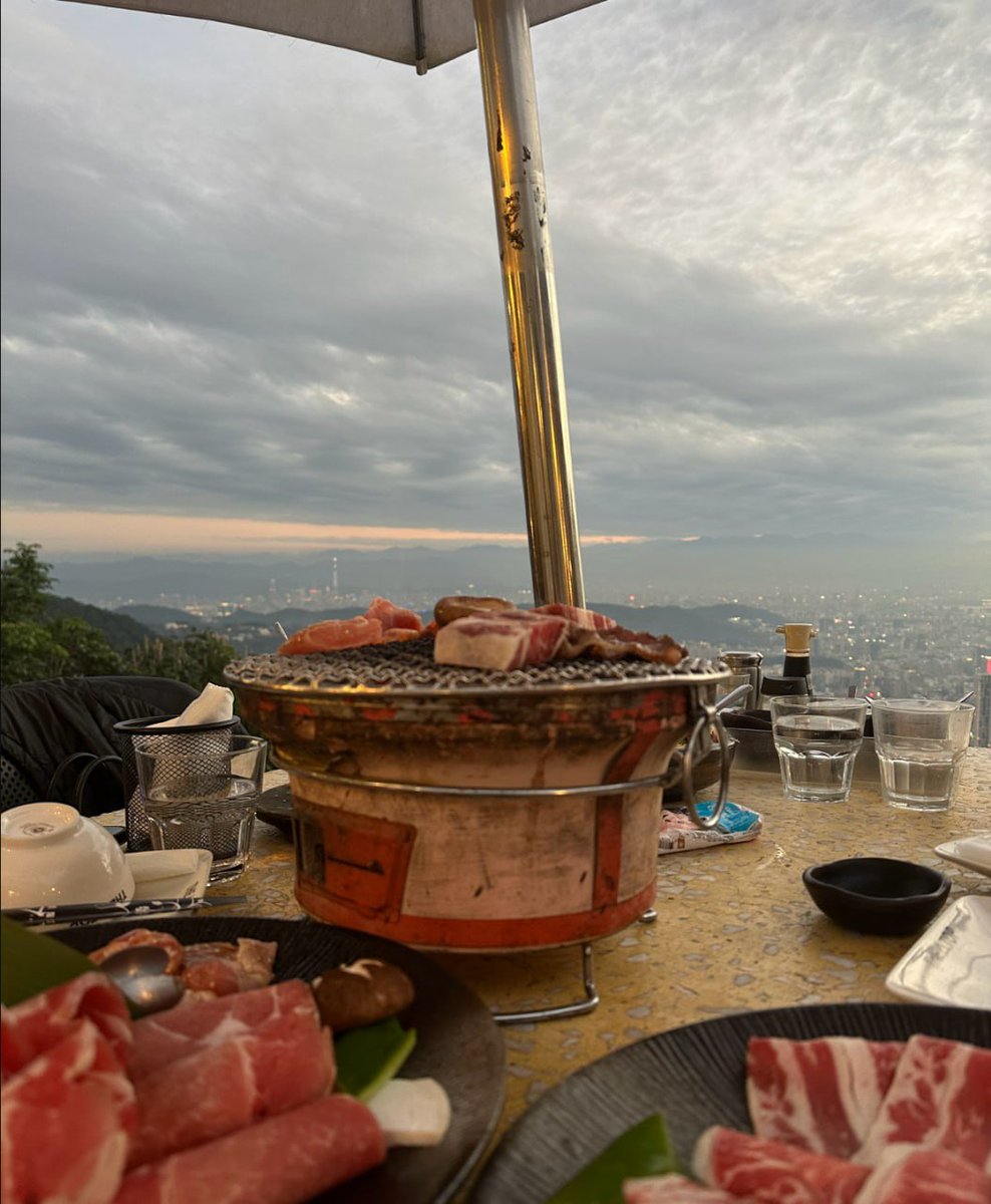 SherryLia4's tweet photo. 陽明山の「The Top 屋頂上」へ✨まるでバリ島にいるみたいなリゾート感と、目の前に広がる台北の絶景が最高すぎる…!夕暮れを眺めながらのテラス席は本当に贅沢な時間でした。台北旅行で絶対外せないお気に入りスポットに決定。
#屋頂上 #TheTop #台湾グルメ https://t.co/lIYVDdzLsd