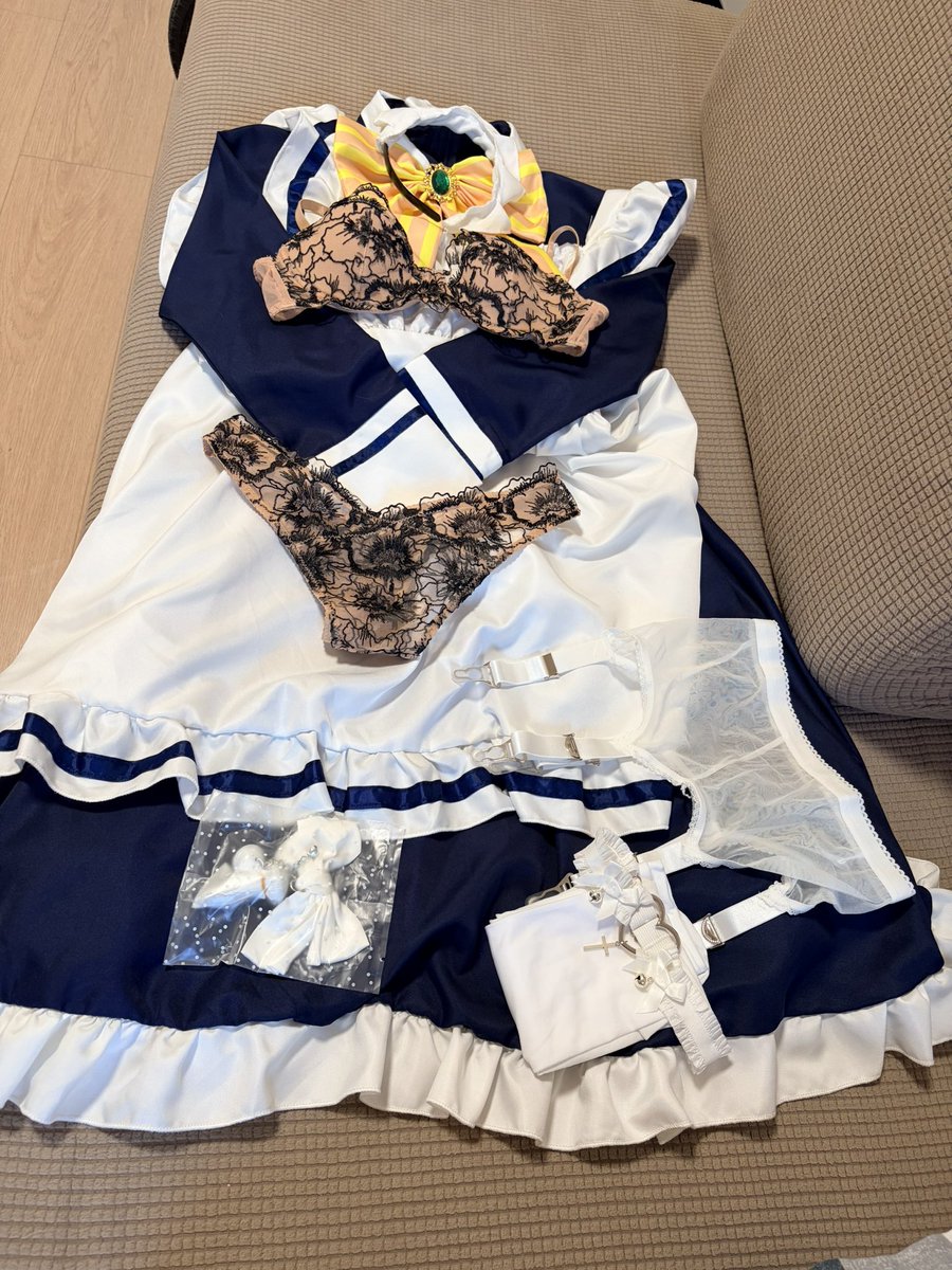 YuYan_Boom's tweet photo. 所以🫠我其实不太懂老头子
枣子姐的衣服其实很严实
他怎么对这套乐此不疲？ https://t.co/jHe8pbqKEa