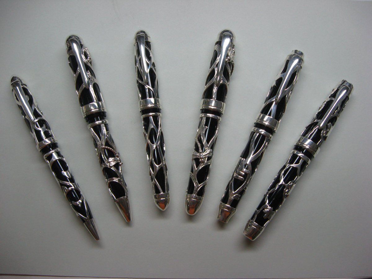 Sapporopensow's tweet photo. 出店者情報16 "宝飾工房京丸"

万年筆やボールペンなど、ITの時代だからこそ温もりやエイジングによる味わいを楽しみたい。
「こだわり」を持った方々に愛される唯一無二のアイテムを銀加工によりご提案させていただきます。
あなただけのこだわりの「銀加工」の世界をお楽しみください。 https://t.co/xjWKEi23lq
