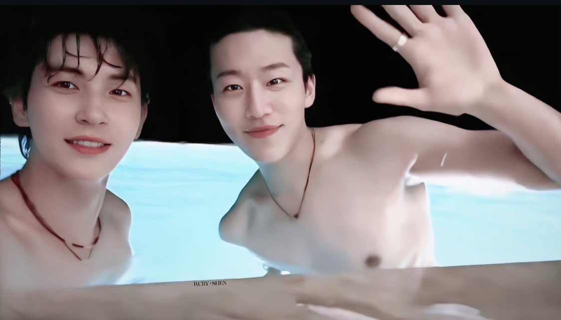 blada_9396's tweet photo. 너무 덥다…..옷은 벗어도 커플 목걸이는 절대 안 벗는 커플 봐야지…. https://t.co/x1Ua1gySAI