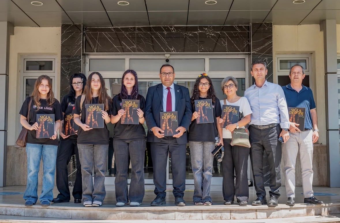 Mentesemem's tweet photo. Menteşe TOBB Fen Lisesi Öğrencilerimizden Müdürlüğümüze Ziyaret

Menteşe Türkiye Odalar ve Borsalar Birliği Fen Lisesi öğrencilerimiz, okullarının köklü yayınlarından biri olan Sığla Dergisi’ni on iki yıl aradan sonra yeniden yayımlayarak önemli bir çalışmaya imza attı.

Büyük bir emek ve özveriyle hazırlanan derginin ilk nüshası, öğrencilerimiz tarafından Menteşe İlçe Millî Eğitim Müdürümüz Sayın Mehmet Keleş’e takdim edildi.

Öğrencilerimizle bir araya gelen Müdürümüz Sayın Mehmet Keleş, okul kültürünün yaşatılmasına katkı sunan, araştıran, üreten ve düşüncelerini yazıya döken öğrencilerimizi tebrik ederek emeği geçen öğrenci ve öğretmenlerimize teşekkür etti.
