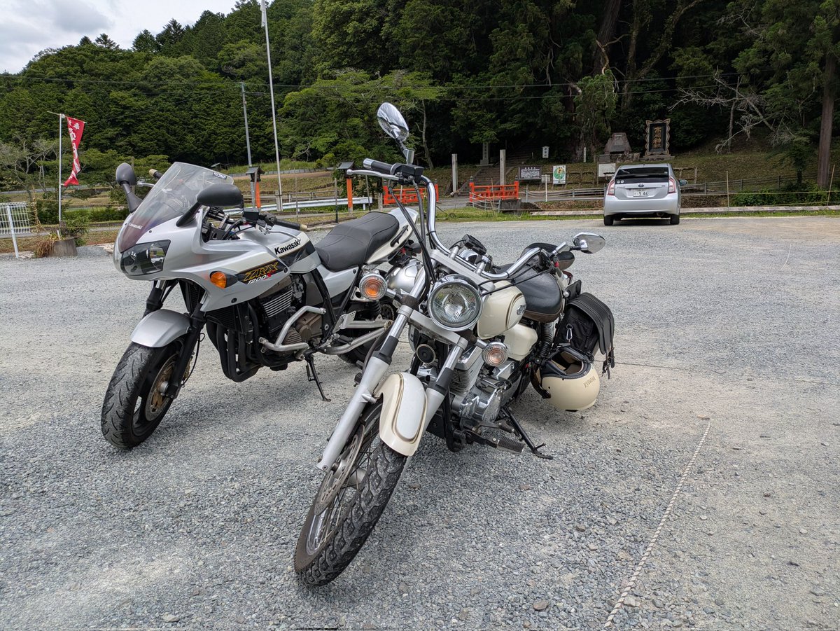 mizushima_aria's tweet photo. #夫婦ツーリング
#ZRX1200S
#DS250
#高岡神社 (岡山県真庭市)
・安産祈願、祈願成就
御神木の杉に龍がいるのを見に来ました⛩️👏👏🙏
曇り空で山越は涼しくてバテずに良かった👍 https://t.co/WhoeoIcshx