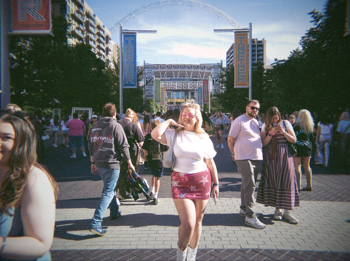 finelinelily's tweet photo. Heyyyy @HSHQ, it’s my first time in a pod tonight and I would LOVE to be tonight’s tour photographer!! I love film photography so much it would be an absolute dream to shoot the crowd tonight, especially as I’m going on my own!! 🥹🫶🏼📸💗 https://t.co/C2rRgLx0lZ