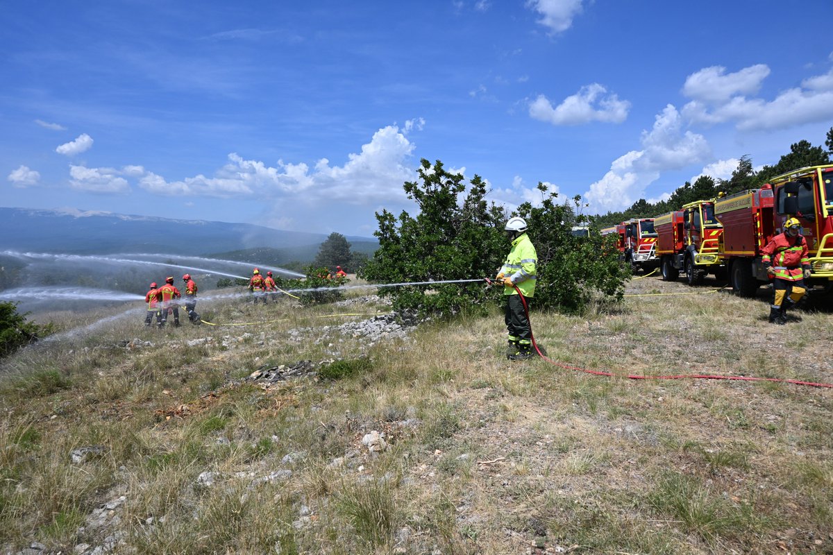 sdis84's tweet photo. #prevention #feuxdeforet
Présentation hier, dans la forêt domaniale de Saint-Lambert, des dispositifs de lutte contre les feux de forêt de nos #pompiers84 à l’occasion de l’opération de communication sur la prévention du risque feux de forêt organisée par @Prefet84 https://t.co/QB4vJfaT9V