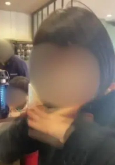 gorilla_buzz7's tweet photo. 【胸糞すぎる】16歳の少女が誤認逮捕の末に体重20キロで餓死。日本の警察と司法の闇が深すぎる。

​①障害者施設でトラブルを止めただけの16歳少女が、4ヶ月後に暴行容疑で突然逮捕される。

②現場に35人もいたのに警察は1人しか調べず、その1人も後に「大げさに言った」と白状。

③留置場で「本当はやったんだろ」と激しい自白強要を受け、精神を病んだ少女は拒食症に。

④釈放後も重度のPTSDで苦しみ、体重が20キロまで激減して去年12月に餓死。

⑤本日6月17日、母親が国と兵庫県を相手に約1億円の損害賠償を求めて裁判を起こした。

​正義感を持った16歳の未来をめちゃくちゃにして、命まで奪った責任は重すぎる。マジで絶対に風化させてはいけない。