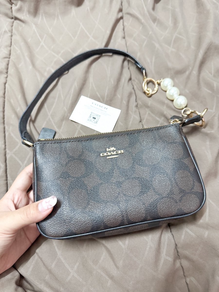 fillpony's tweet photo. ส่งต่อ Coach nolita19 ราคา 2590 บาทส่งฟรี สีกาแฟ used like very new ใหม่มากก แถมห่วงมุกด้วยเยย เทๆๆๆ เค้าซื้อมือ1มาใช้ถนอมสุดๆ สอบถามเพิ่มเติมได้น้า ลดได้ค่า🥹
#ส่งต่อกระเป๋า #ส่งต่อcoach #ส่งต่อlongchamp #longchampthailand #กระเป๋าแบรนด์เนม #ส่งต่อvghbkk #ส่งต่อเสื้อผ้ามือสอง #ส่งต่อเสื้อผ้า #โล๊ะตู้เสื้อผ้า #โล๊ะตู้เสื้อผ้ามือสอง #โล้ะตู้