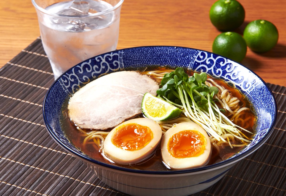 oricon's tweet photo. 天下一品、鳥羽周作シェフ監修
『すだち香る あっさり冷やし麺』7/1発売

鳥羽シェフも思わず「これ、やばいっすね！」
https://t.co/TrlkUFoOwX

#天下一品 https://t.co/MYfYGp5hVu