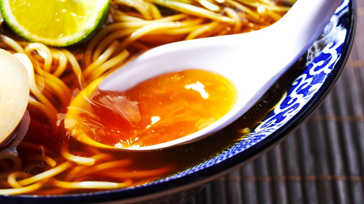 oricon's tweet photo. 天下一品、鳥羽周作シェフ監修
『すだち香る あっさり冷やし麺』7/1発売

鳥羽シェフも思わず「これ、やばいっすね！」
https://t.co/TrlkUFoOwX

#天下一品 https://t.co/MYfYGp5hVu