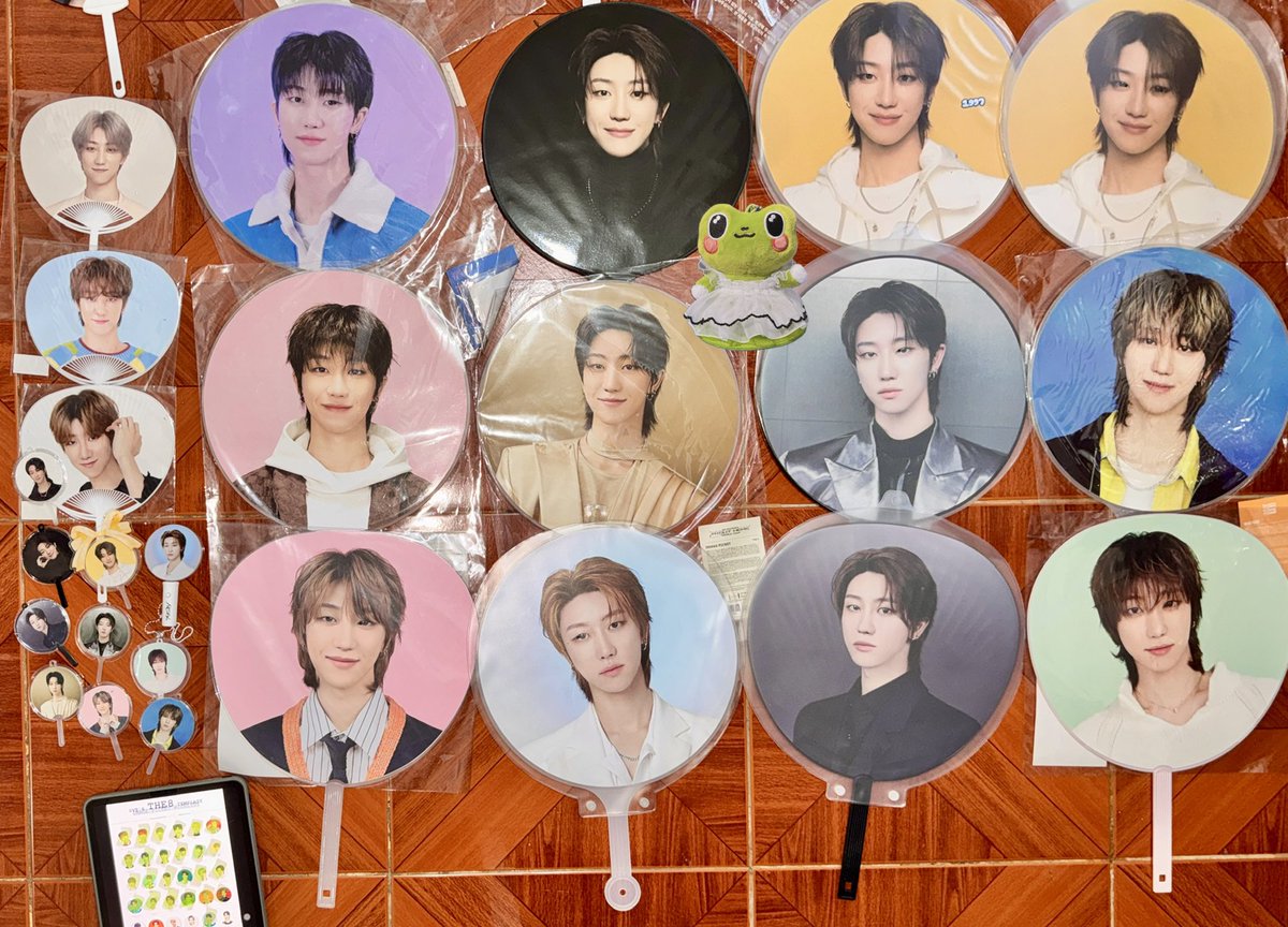 myhaoforu's tweet photo. im js an 8star with a the8 picket/uchiwa collection ~ im only missing 6 pamaypay po 😁 onti nalang huhu matatapos ko na ren sha at pwede na magpahinga eme WAHAHKRRNKE https://t.co/E9lMrfjjwi