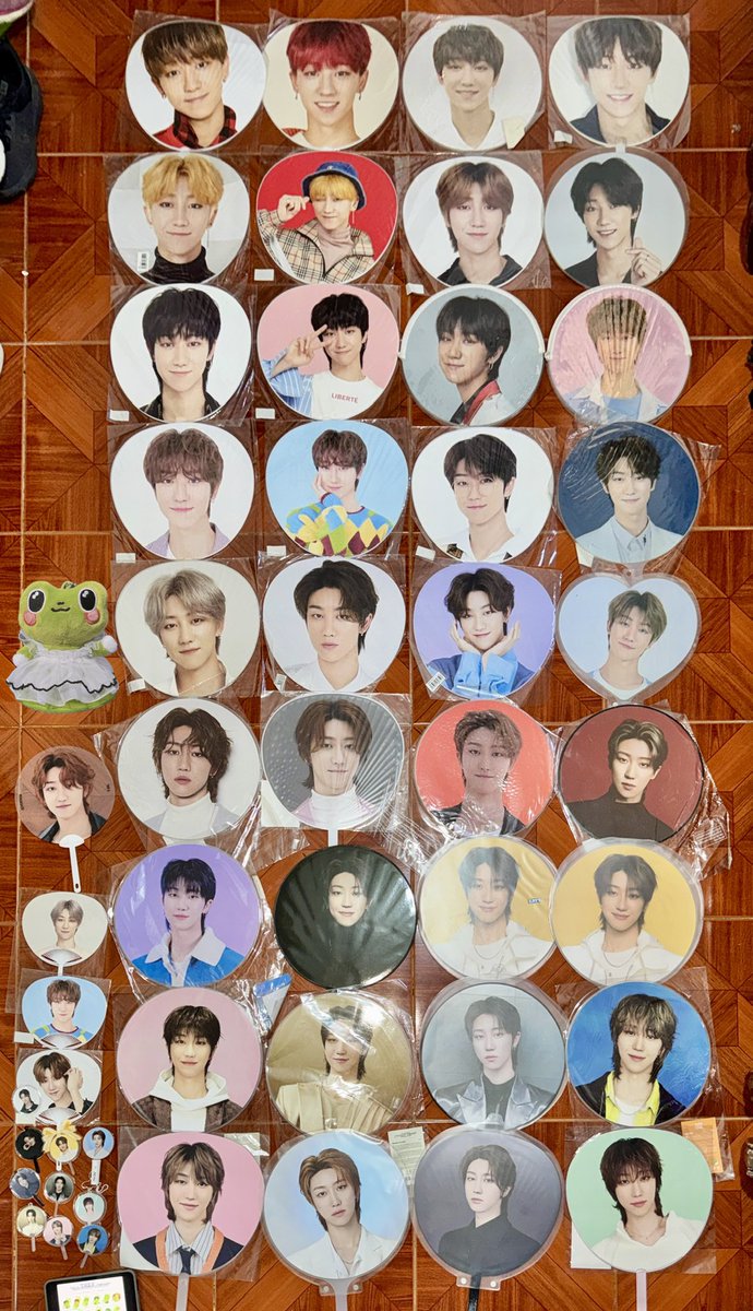 myhaoforu's tweet photo. im js an 8star with a the8 picket/uchiwa collection ~ im only missing 6 pamaypay po 😁 onti nalang huhu matatapos ko na ren sha at pwede na magpahinga eme WAHAHKRRNKE https://t.co/E9lMrfjjwi