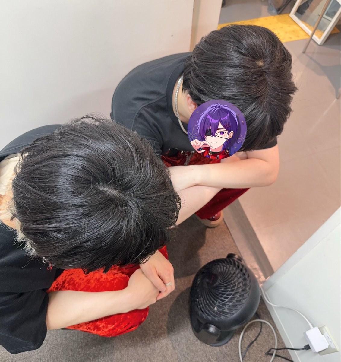 Monokuro_2nd's tweet photo. こちらライブの途中に小さい扇風機で涼んでいるものくろ&amp;やしろです💁

代謝がいいペアなのです💁 https://t.co/B84LYJp0cu