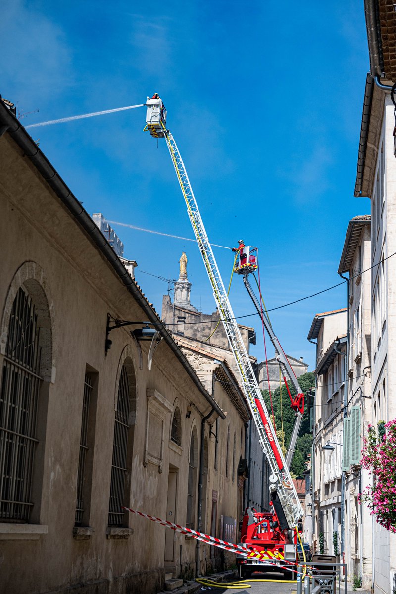 sdis84's tweet photo. Feu d’habitation collective #Avignon tjrs en cours
Intervention complexe : localisation ds un centre-ville dense, rues étroites, et ds une habitation ancienne. 28 engins et 93 #pompiers84 engagés hier au total. 12 ont pris la relève auj pr surveillance et traitement points chauds https://t.co/pDEAC8x5JD