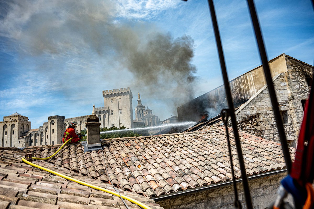 sdis84's tweet photo. Feu d’habitation collective #Avignon tjrs en cours
Intervention complexe : localisation ds un centre-ville dense, rues étroites, et ds une habitation ancienne. 28 engins et 93 #pompiers84 engagés hier au total. 12 ont pris la relève auj pr surveillance et traitement points chauds https://t.co/pDEAC8x5JD