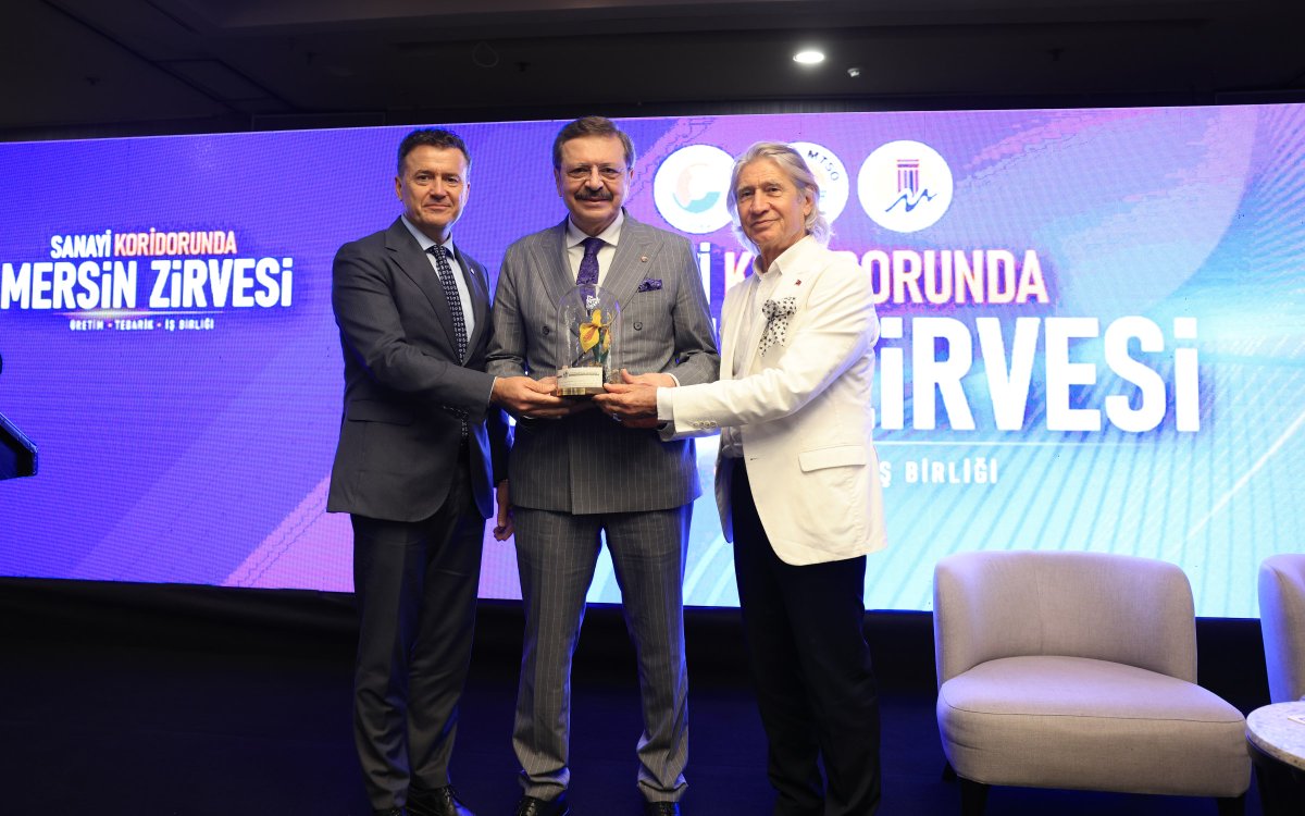 mersintso's tweet photo. Sanayi koridorları Mersin’de buluşuyor

Sanayi Koridorunda Mersin Zirvesi’nde, Türkiye’nin yeni üretim ve lojistik ekseninde Mersin’in üstleneceği stratejik rol öne çıktı. TOBB Başkanı Rifat Hisarcıklıoğlu, yeni sanayi koridorlarında Mersin’in kilit merkezlerden biri olacağını belirtirken, MTSO Yönetim Kurulu Başkanı Hakan Sefa Çakır, kentin güçlü lojistik altyapısı ve üretim potansiyeliyle Türkiye’nin gelecekteki sanayi yapılanmasında stratejik bir merkez haline geldiğini söyledi.

Türkiye Odalar ve Borsalar Birliği (TOBB), Mersin Ticaret ve Sanayi Odası (MTSO) ve Mersin Üniversitesi işbirliğinde düzenlenen ‘Sanayi Koridorunda Mersin Zirvesi’, Dünya Odalar Federasyonu ve TOBB Başkanı Rifat Hisarcıklıoğlu’nun katılımıyla gerçekleştirildi. MTSO Yönetim Kurulu Başkanı Hakan Sefa Çakır ile Meclis Başkanı Hamit İzol’un ev sahipliğinde düzenlenen zirveye Mersin Valisi Atilla Toros, Büyükşehir Belediye Başkanı Vahap Seçer, TOBB Yönetim Kurulu Üyeleri, çevre oda ve borsa temsilcileri ile sanayiciler katıldı.

Sabah saatlerinde Sanayici-Tedarikçi Buluşmalarıyla başlayan zirvede çok sayıda tedarikçi KOBİ büyük ölçekli sanayi kuruluşlarıyla bir araya gelerek yeni iş birliklerinin temellerini attı. Ardından düzenlenen zirvede sanayinin dönüşüm süreci masaya yatırıldı. Açılış konuşmalarıyla başlayan programda, Türkiye Kalkınma ve Yatırım Bankası Genel Müdürü İbrahim Halil Öztop, Kredi Garanti Fonu Yönetim Kurulu Başkanı Erdoğan Özegen ve Eximbank Pazarlama Genel Müdür Yardımcısı M. Çağrı Altındağ’ın katıldığı panelde sanayide üçüz dönüşümün finansmanı ele alındı. Ardından Tezmaksan Yönetim Kurulu Üyesi Fatma Aydoğdu, Teknik Masura Yönetim Kurulu Başkanı Ali Kıraç ve Yörüksüt Yönetim Kurulu Başkanı Ramazan Öz’ün katıldığı panelde üretimde kurumsal hafızanın önemi değerlendirildi.

Haberin Devamı: ⤵️
https://t.co/vJr51slUwv