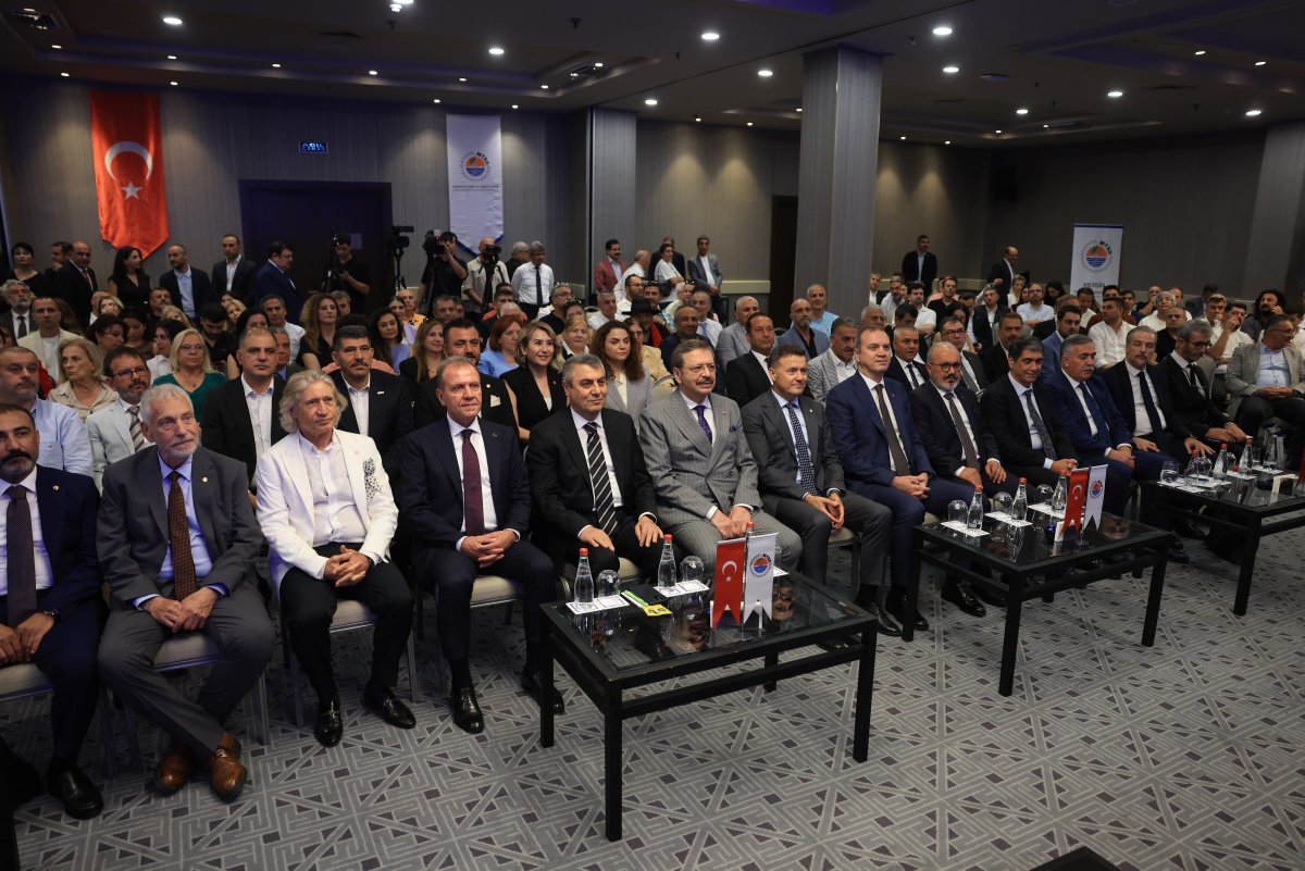mersintso's tweet photo. Sanayi koridorları Mersin’de buluşuyor

Sanayi Koridorunda Mersin Zirvesi’nde, Türkiye’nin yeni üretim ve lojistik ekseninde Mersin’in üstleneceği stratejik rol öne çıktı. TOBB Başkanı Rifat Hisarcıklıoğlu, yeni sanayi koridorlarında Mersin’in kilit merkezlerden biri olacağını belirtirken, MTSO Yönetim Kurulu Başkanı Hakan Sefa Çakır, kentin güçlü lojistik altyapısı ve üretim potansiyeliyle Türkiye’nin gelecekteki sanayi yapılanmasında stratejik bir merkez haline geldiğini söyledi.

Türkiye Odalar ve Borsalar Birliği (TOBB), Mersin Ticaret ve Sanayi Odası (MTSO) ve Mersin Üniversitesi işbirliğinde düzenlenen ‘Sanayi Koridorunda Mersin Zirvesi’, Dünya Odalar Federasyonu ve TOBB Başkanı Rifat Hisarcıklıoğlu’nun katılımıyla gerçekleştirildi. MTSO Yönetim Kurulu Başkanı Hakan Sefa Çakır ile Meclis Başkanı Hamit İzol’un ev sahipliğinde düzenlenen zirveye Mersin Valisi Atilla Toros, Büyükşehir Belediye Başkanı Vahap Seçer, TOBB Yönetim Kurulu Üyeleri, çevre oda ve borsa temsilcileri ile sanayiciler katıldı.

Sabah saatlerinde Sanayici-Tedarikçi Buluşmalarıyla başlayan zirvede çok sayıda tedarikçi KOBİ büyük ölçekli sanayi kuruluşlarıyla bir araya gelerek yeni iş birliklerinin temellerini attı. Ardından düzenlenen zirvede sanayinin dönüşüm süreci masaya yatırıldı. Açılış konuşmalarıyla başlayan programda, Türkiye Kalkınma ve Yatırım Bankası Genel Müdürü İbrahim Halil Öztop, Kredi Garanti Fonu Yönetim Kurulu Başkanı Erdoğan Özegen ve Eximbank Pazarlama Genel Müdür Yardımcısı M. Çağrı Altındağ’ın katıldığı panelde sanayide üçüz dönüşümün finansmanı ele alındı. Ardından Tezmaksan Yönetim Kurulu Üyesi Fatma Aydoğdu, Teknik Masura Yönetim Kurulu Başkanı Ali Kıraç ve Yörüksüt Yönetim Kurulu Başkanı Ramazan Öz’ün katıldığı panelde üretimde kurumsal hafızanın önemi değerlendirildi.

Haberin Devamı: ⤵️
https://t.co/vJr51slUwv