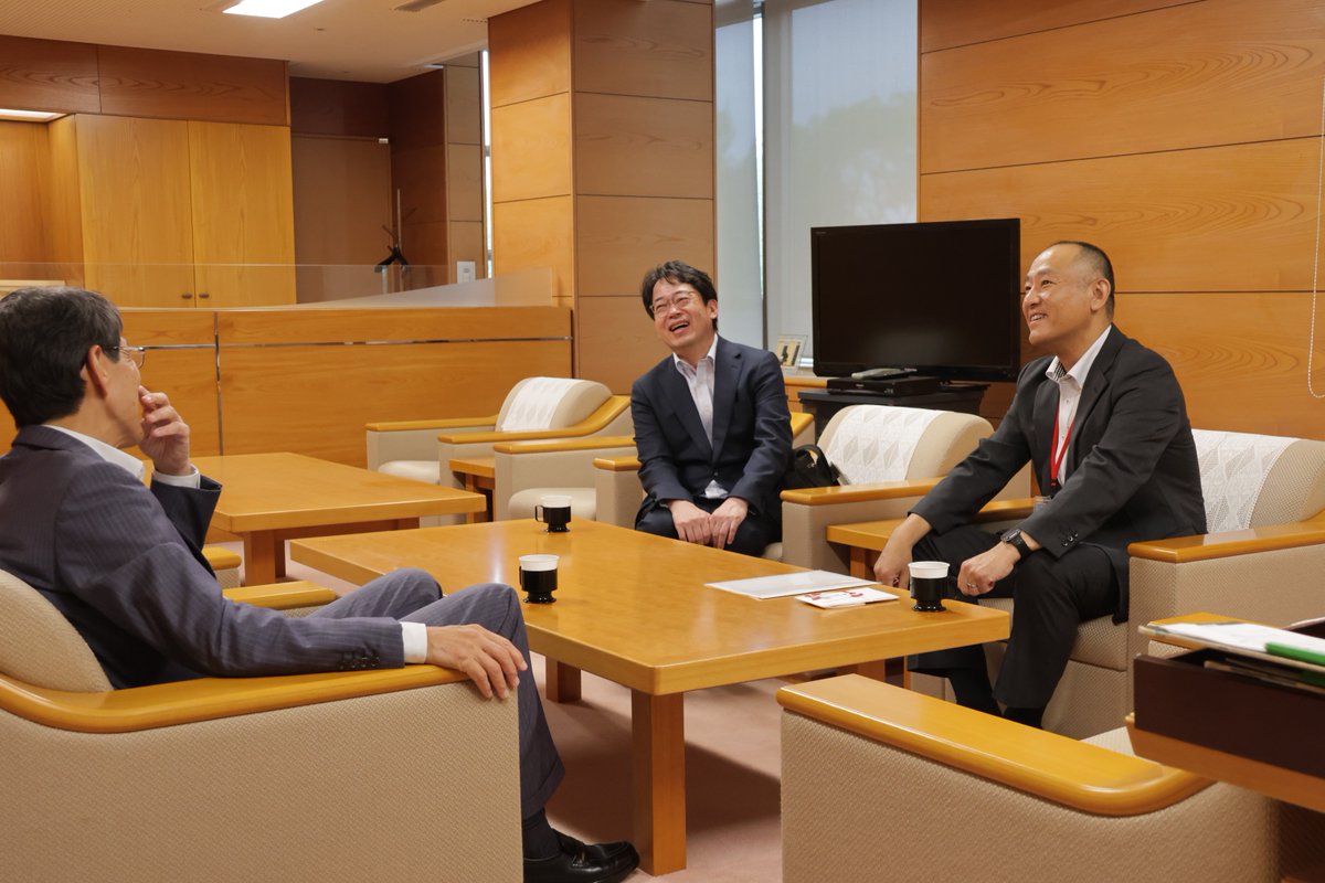 miyazakikengeki's tweet photo. 宮崎県高等学校文化連盟の会長・忠平様と、理事長・松本様が来館され、館長と音楽祭や高校生の文化活動について懇談されました。
第31回 #宮崎国際音楽祭 で、三浦文彰音楽監督の発案で実施した募金について、忠平様より「高校生の音楽活動に大切に役立てたい」と温かいお言葉をいただきました。 https://t.co/phzd6fhRhd