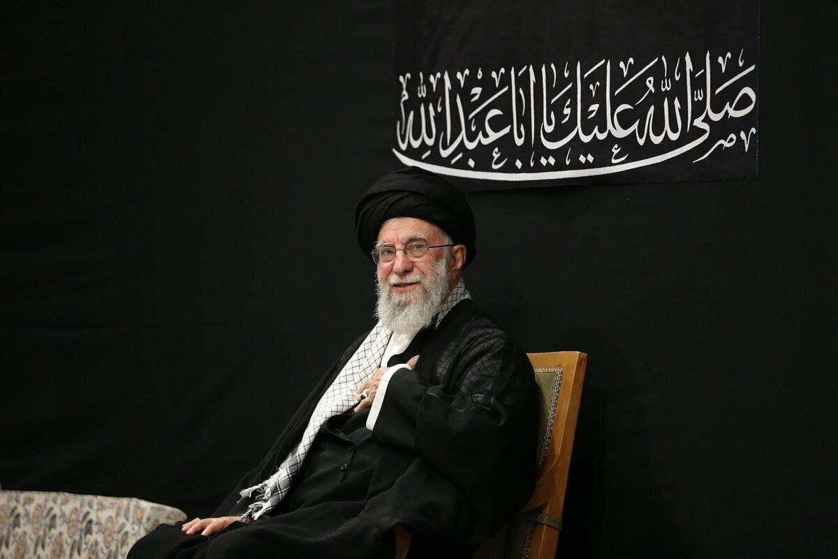pesar_khamenei's tweet photo. قائد شهید امت: 
همیشه حسینی زندگی کنید و حسینی بمانید. 

#لبيك_يا_خامنه_ای‌ 
#لبيك_يآحٌسين https://t.co/xslesB8DCl